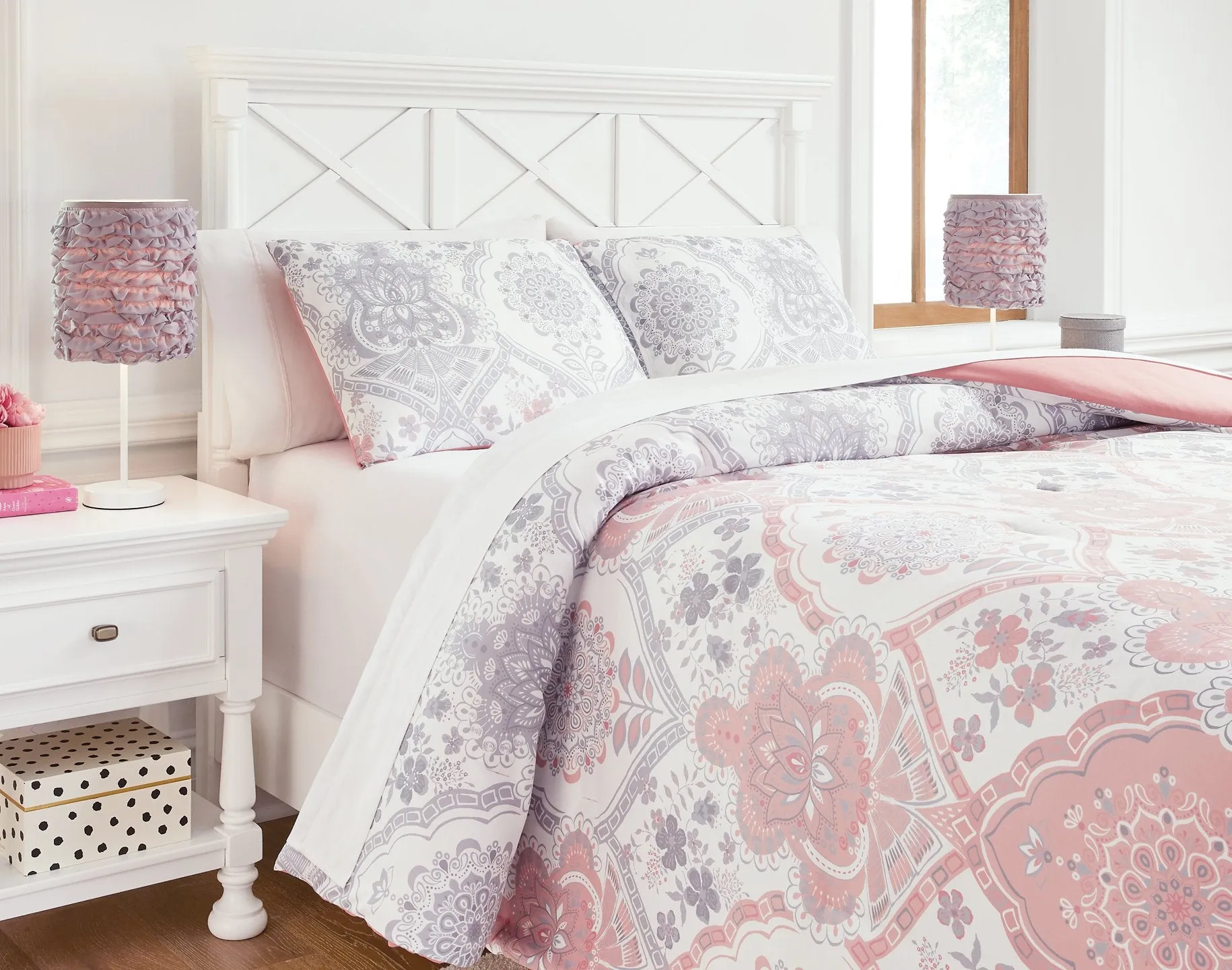 Avaleigh Comforter Set