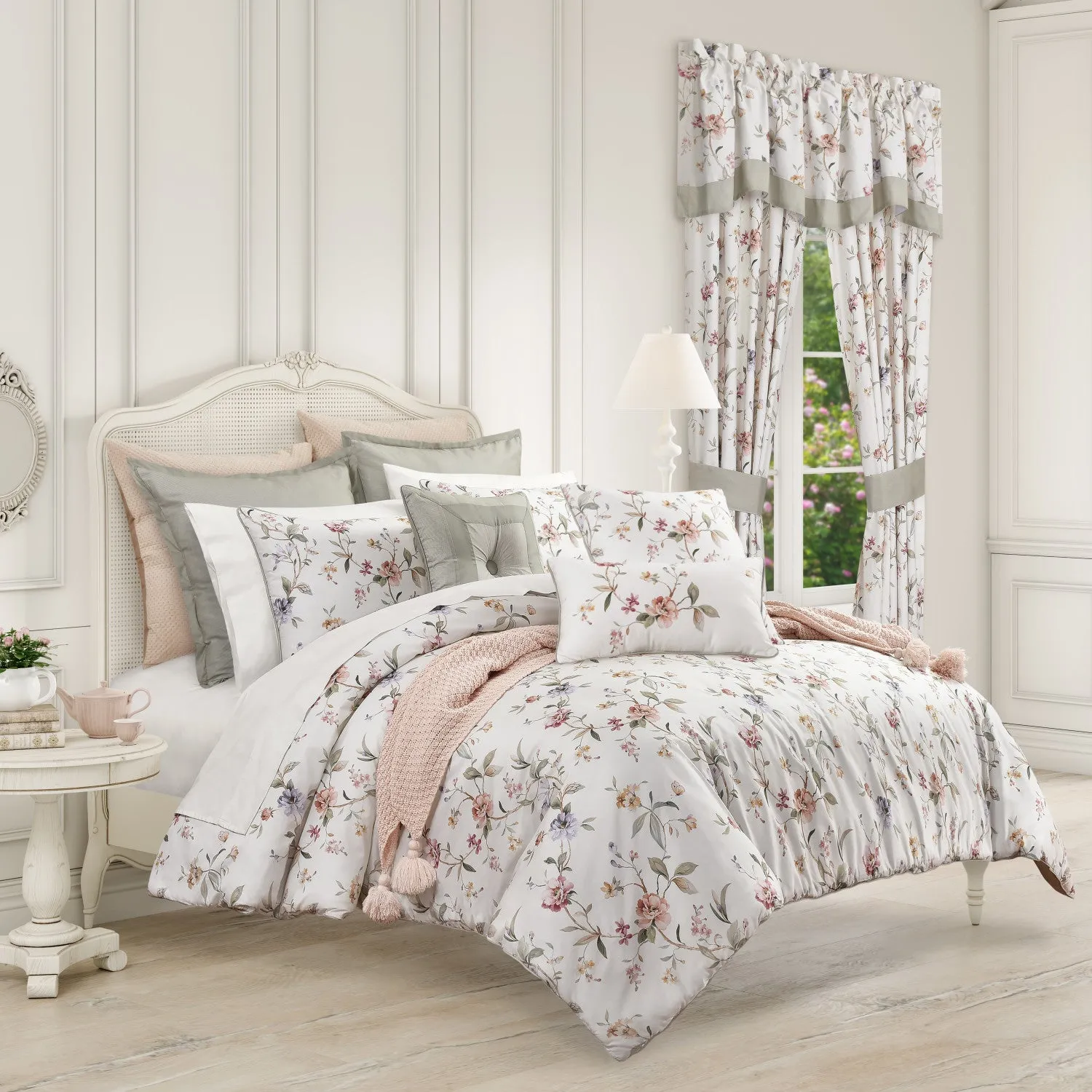 Clarice Comforter Set